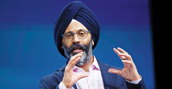 카란딥 아난드 캐릭터닷에이아이 최고경영자(CEO)가 지난 4일 세계 최대 이동통신박람회 ‘모바일월드콩그레스 2026’ 기조연설 무대에서 AI와 인간의 동행에 대해 이야기하고 있다. /로이터 연합뉴스