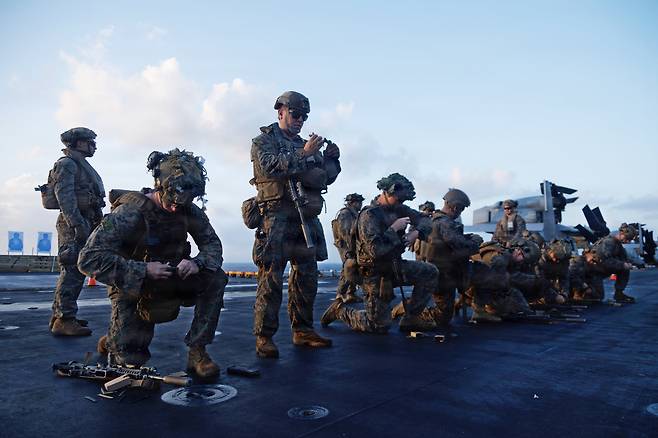 USS 트리폴리 강습상륙함에 탑승한 제31해병기동부대 소속 미 해병대원들이 갑판 위에서 실사격 훈련을 하는 모습이 26일 미 해병대 홈페이지에 공개되었다./ 미 해병대