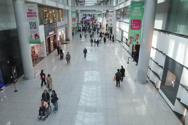 지난 23일 여행객들이 인천국제공항 1터미널 면세구역을 지나가고 있다. /뉴스1