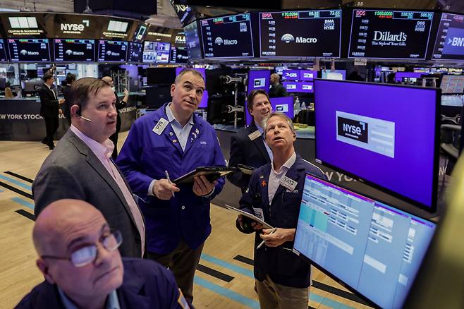 24일 미국 뉴욕 증권거래소(NYSE) 현장에서 트레이더들이 작업하고 있다. /연합뉴스