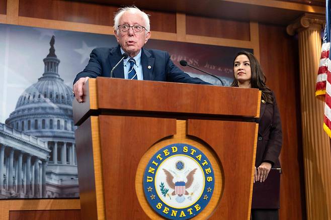 인공지능(AI) 모라토리엄 법안을 발의한 버니 샌더스(버몬트주·무소속) 상원의원과 알렉산드리아 오카시오코르테스(뉴욕주·민주당) 하원의원(왼쪽부터). /연합뉴스