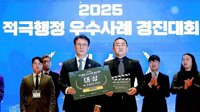 지난해 11월 27일에 개최된 ‘2025 적극행정 우수사례 경진대회’에서 한국도로공사가 대상을 수상했다.