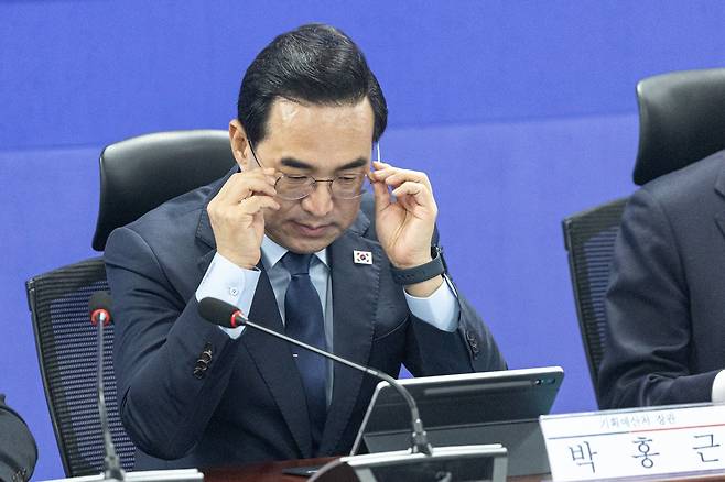 박홍근 기획예산처 장관이 26일 서울 여의도 국회 의원회관에서 열린 2026년 추가경정예산안 당정협의회에서 안경을 고쳐쓰고 있다. 2026.3.26/뉴스1