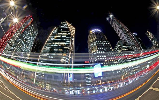 2025년 을사년(乙巳年)이 저물어가는 12월의 밤 서울 영등포구 여의도 증권가 일대에 불이 밝혀져 있다.  뉴스1