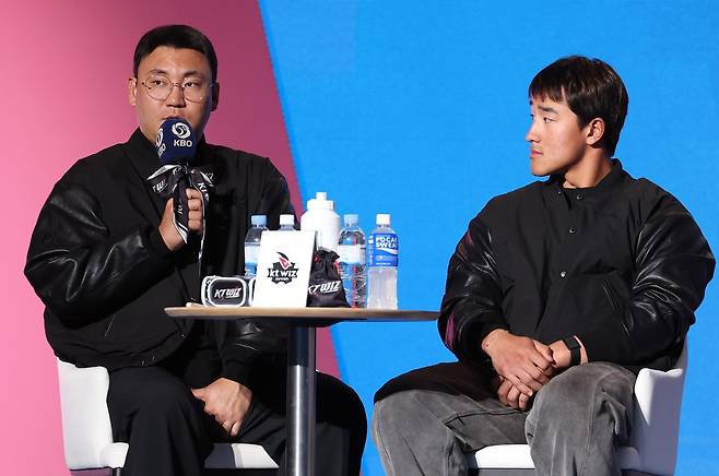 KT 장성우(왼쪽)와 안현민이 26일 서울 송파구 롯데호텔 월드에서 열린 2026 신한 SOL KBO리그 미디어데이에서 포부를 밝히고 있다. 2026.03.26. 서울=뉴시스