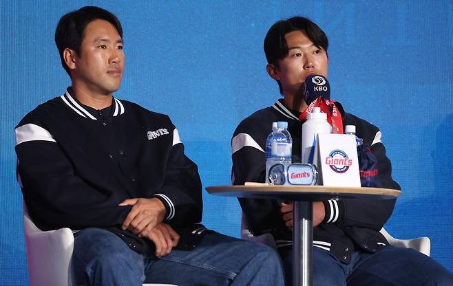 26일 오후 서울 잠실 롯데호텔 월드에서 열린 2026 신한 SOL KBO 리그 미디어데이&팬페스트’에서 롯데 자이언츠 전민재 선수가 각오를 밝하고 있다.  뉴스1