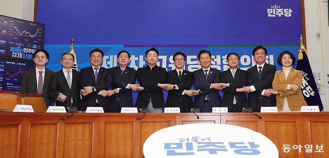 22일 오후 여의도 국회에서 제7차 고위당정협의회가 열렸다. 정청래 민주당 대표, 김민석 국무총리, 강훈식 대통령 비서실장 등이 참석했다. 장승윤 기자 tomato99@donga.com