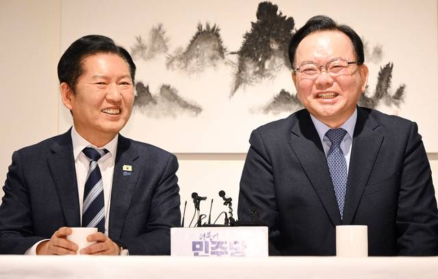 정청래 더불어민주당 대표와 김부겸 전 국무총리가 26일 서울 중구 달개비에서 회동하고 있다. [국회사진기자단]