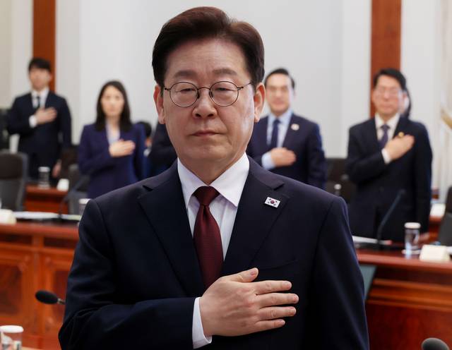 이재명 대통령이 26일 청와대에서 열린 비상경제점검회의에서 국민의례를 하고 있다. [연합뉴스]