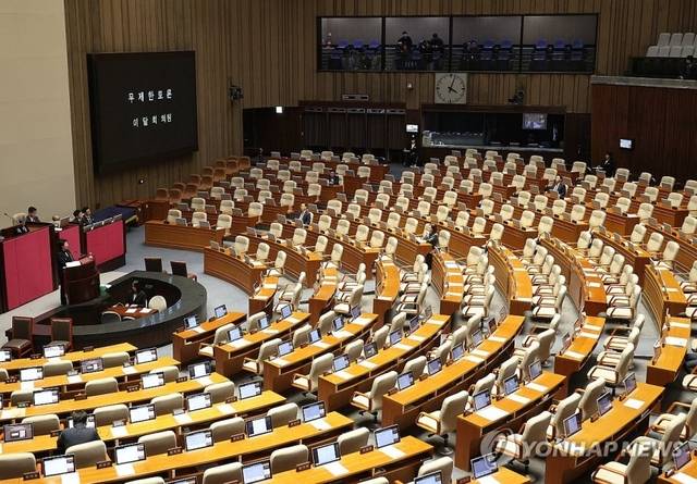 국민의힘 이달희 의원이 20일 국회에서 열린 3월 임시국회 2차 본회의에서 중대범죄수사청 설치법에 대한 무제한 토론(필리버스터)을 하고 있다. 연합뉴스
