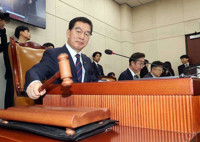 신정훈 국회 행정안전위원회 위원장이 26일 국회에서 열린 행안위 전체 회의에서 5월 1일 노동절을 법정 공휴일로 지정하는 공휴일에 관한 법률 일부개정안을 의결하고 있다. [연합뉴스]