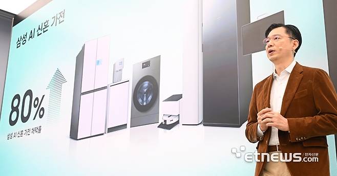 삼성전자가 하드웨어 혁신과 진화한 AI기능을 집약해 한층 더 강력해진 2026년형 '비스포크 AI 콤보'를 출시했다. 26년형 비스포크 AI 콤보는 세탁용량 25kg, 건조용량 20kg 으로 일체형 세탁건조기 중 국내 최대 용량을 갖췄으며, '하이브리트 히트펌프' 건조방식에서 한 단계 진화한 '프리히트' 방식으로 최대 69분 만에 세탁과 건조를 모두 마칠 수 있다. 26일 서울 서초구 삼성강남에서 열린 비스포크 AI콤보·신혼가전 미디어데이에서 임성택 삼성전자 한국총괄 부사장이 인사말을 하고 있다. 이동근기자 foto@etnews.com