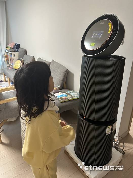 LG 퓨리케어 AI 오브제컬렉션 360° 공기청정기 M7의 클린부스터 모드. 5세 어린이보다 크다. 클린부스터 모드를 가동하지 않았을 경우 높이는1100mm다.