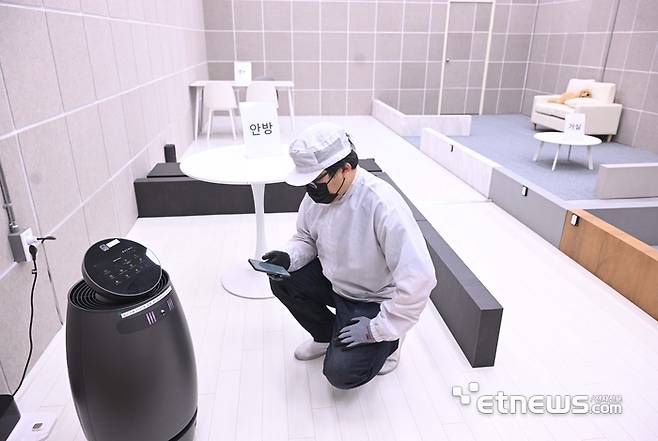 경기도 화성에 위치한 SK인텔릭스 생산라인에서 직원이 완성된 AI 웰니스 로봇인 나무엑스를 테스트하고 있다. 박지호기자 jihopress@etnews.com