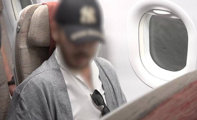 국내 송환에 앞서 박왕열이 필리핀에서 출발하는 비행기에 탑승해 앉아 있는 모습./사진=법무부 제공, 뉴스1