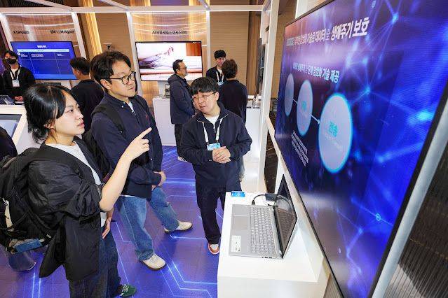 KT 직원이 26일 서울 코엑스에서 열린 마이크로소프트 AI 투어 KT 전시관에서 국내 산업계 AI 혁신 사례를 소개하는 전시물을 관람객들에게 설명하고 있다. KT 제공