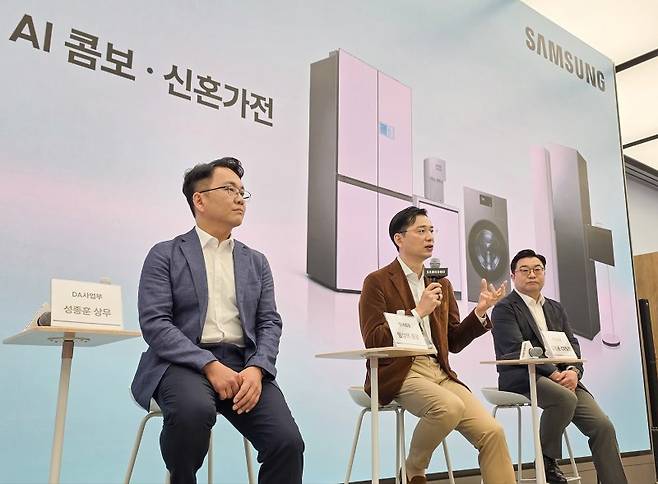성종훈 삼성전자 DA 사업부 상무(왼쪽부터) , 임성택 한국총괄 부사장, 김용훈 상무가 26일 삼성강남에서 열린 2026년 '비스포크 AI 콤보' 세탁건조기 출시 행사에서 질문에 대답하고 있다. 삼성전자 제공