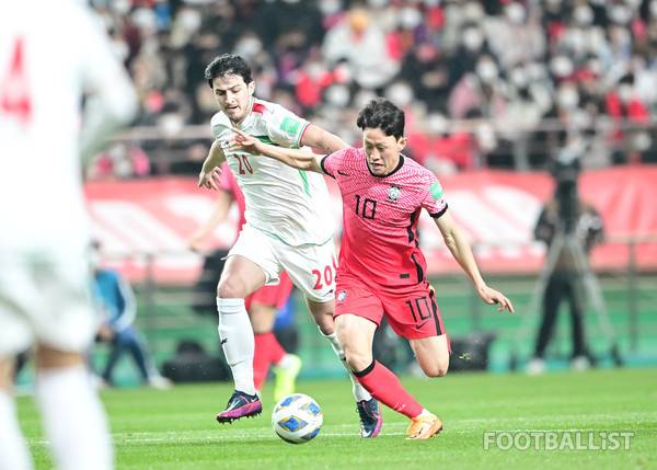 사르다르 아즈문(왼쪽, 이란), 이재성(남자 축구대표팀). 서형권 기자