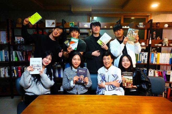 ‘파워업’ 프로그램 참여자와 김민영 소피 하우스 대표(앞줄 오른쪽 둘째)가 지난 22일 경기도 안양시 동안구 관양동 소피 하우스에서 각자 책을 들어 보이며 포즈를 취하고 있다. 이준희 기자