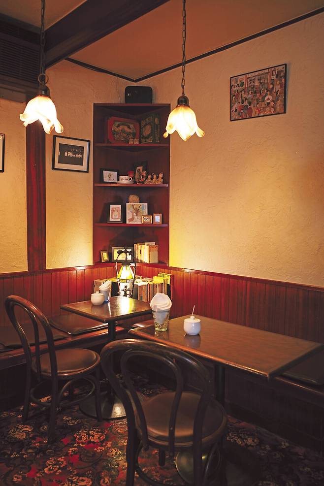 1965년부터 가족이 꾸려온 도쿄 깃사텐 ‘솔레유’(소레이유) 내부. 알에이치코리아 제공