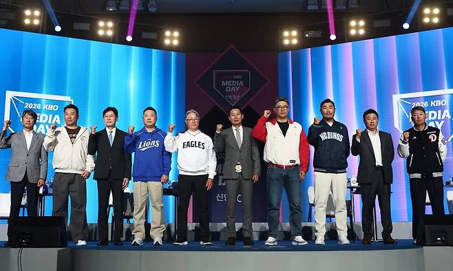 프로야구 10개 구단 감독들이 26일 서울 롯데호텔 월드에서 열린 2026 KBO리그 미디어데이에서 기념촬영하고 있다. 연합뉴스