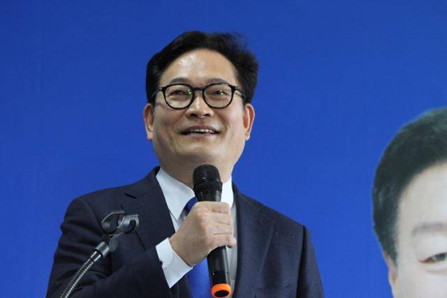송영길 전 더불어민주당 대표가 22일 충남 천안시에 위치한 이규희 민주당 천안시장 예비후보 선거사무소 개소식에 참석해 격려사를 하고 있다. 천안=뉴시스