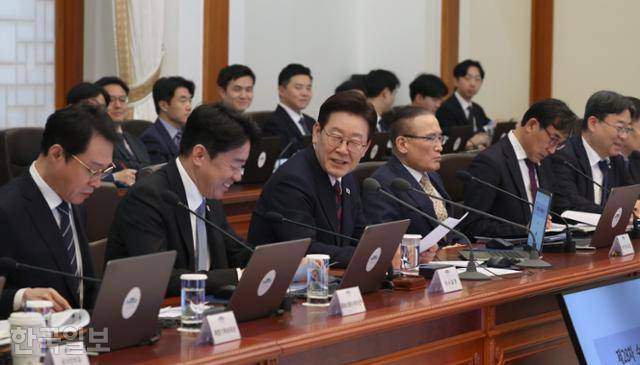 이재명 대통령이 19일 청와대 본관에서 열린 수석보좌관회의에 참석해 있다. 왕태석 선임기자