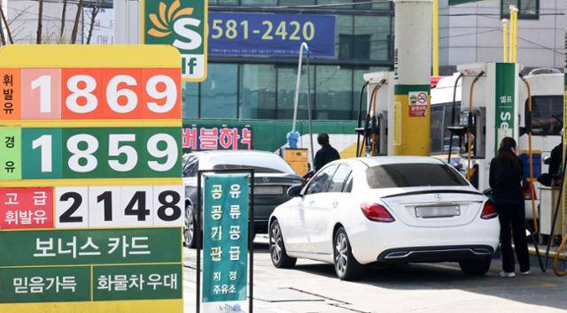 미국·이스라엘과 이란 간 전쟁 여파로 고유가가 지속되고 있는 23일 서울의 한 주유소에서 고객들이 주유를 하고 있다. 뉴스1
