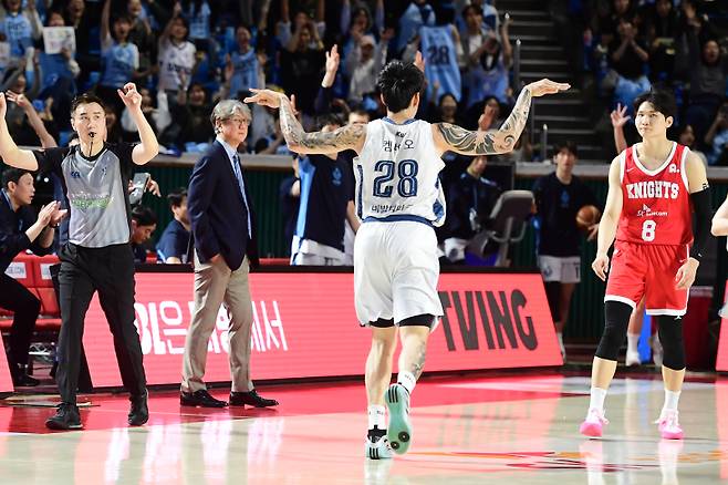 소노 켐바오(28번)가 25일 잠실학생체육관에서 열린 SK와의 2025~26 LG전자 프로농구 정규리그 경기서 득점 후 세리머니하고 있다. 사진=KBL