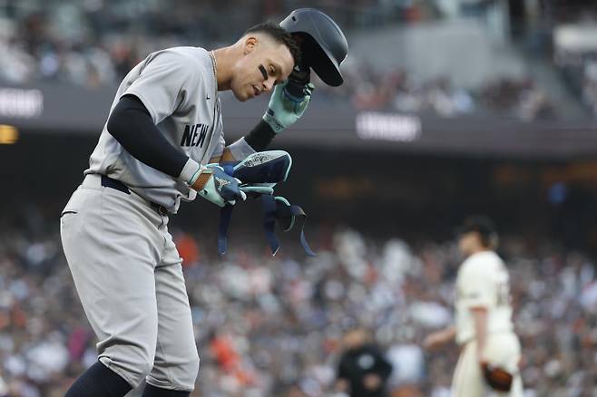 <yonhap photo-3525="">저지가 26일 개막전에서 4회 삼진을 당한 뒤 헬멧을 벗고 있다. EPA=연합뉴스&nbsp;</yonhap>