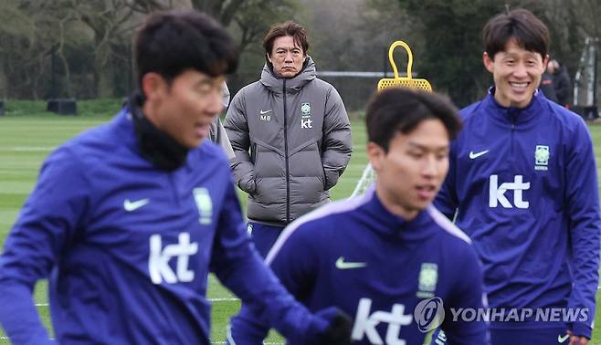 훈련 지켜보는 홍명보 감독_(밀턴킨스[영국]=연합뉴스) 최재구 기자 = 코트디부아르전을 앞둔 한국 축구 국가대표팀의 홍명보 감독이 24일(현지시간) 영국 런던 북서쪽 밀턴킨스에서 훈련하는 선수들을 지켜보고 있다. 2026.3.25 jjaeck9@yna.co.kr