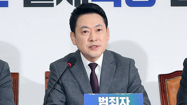 최고위원회의에서 발언하는 장동혁 대표