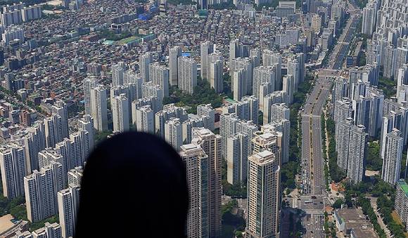 서울 송파구 롯데월드타워에서 바라본 주택단지 모습. [사진=연합뉴스]