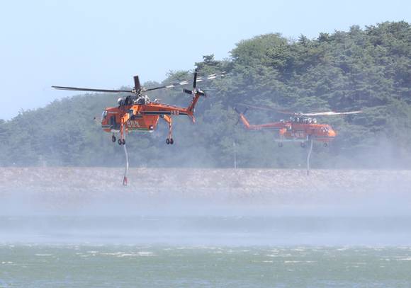 2025년 9월 5일 최악의 가뭄 사태가 이어진 강원 강릉시 장현저수지에서 산불 진화 헬기가 지역 주 상수원인 오봉저수지에 투입할 물을 뜨고 있다.  [사진=연합뉴스]