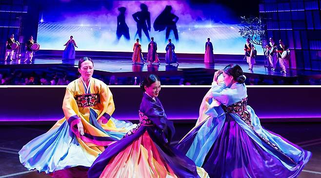 지난 15일(현지시간) 열린 아카데미 시상식에서 ‘케이팝 데몬 헌터스’ 팀이 OST ‘프롤로그(헌터스 만트라)’와 ‘골든’을 엮어 축하 무대를 올렸다. 바로 아래 사진은 초반 ‘프롤로그’의 한 장면으로 가운데 선 무용수가 정다은 안무가다. [EPA=연합뉴스, 사진 맨디 무어 인스타그램]