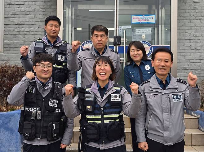 KBS 전국노래자랑 화성특례시편에 출연해 화제를 모은 용인동부경찰서 고매파출소 김선영(앞줄 가운데부터 시계 반대방향) 경사와 전병문 고매파출소장, 정애진 경사, 송준호 순찰4팀장(경감), 정필성 경사, 최성용 경위. 손성배 기자