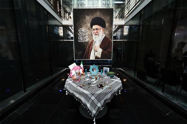 26일 서울 용산구 주한이란대사관에 폭격으로 사망한 아야톨라 알리 하메네이 최고지도자의 추모공간이 마련돼 있다. 연합뉴스
