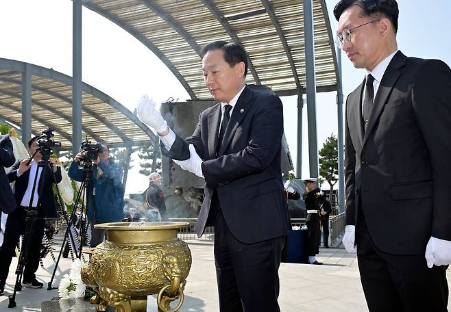 이두희 국방부차관이 분향을 하고 있다. 2020년 10주기 추모행사에 정경두 전 국방부 장관이 참석한 이후 국방부 고위 인사가 참석한 것은 6년 만이다.