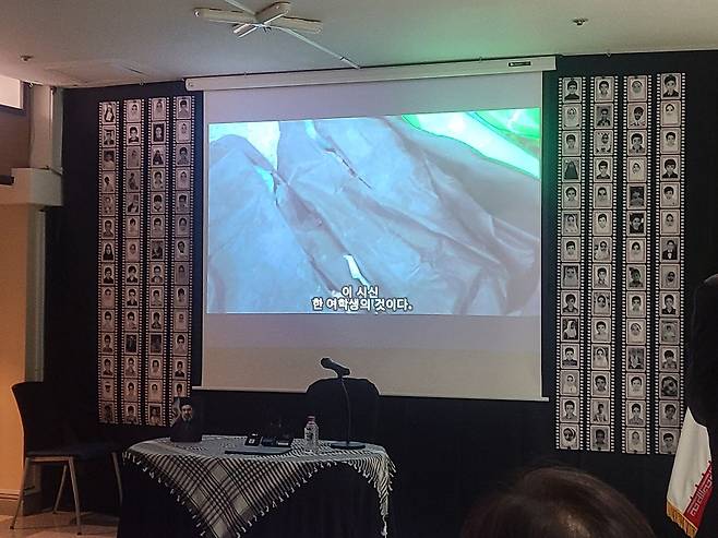 26일 서울 용산구 주한이란대사관에서 기자회견에 앞서 전쟁 피해 모습을 담은 다큐멘터리 영상물을 상영하고 있다. 영상 속 이번 폭격으로 숨진 학생들의 시신들이 바닥에 놓여있다. 화면 양옆엔 희생당한 학생들의 초상화가 붙어 있다. 한지혜 기자