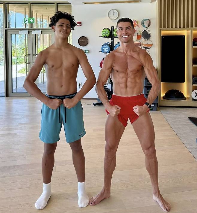 호날두(오른쪽)와 장남인 16세 호날두 주니어. 외모도 체격도 비슷하다. 사진 호날두 인스타그램