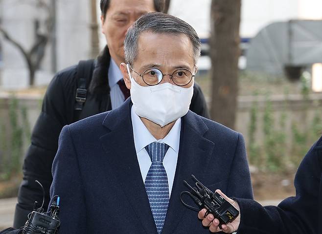 김규현 전 국가정보원장이 지난 12일 서울 마포구 서울경찰청 반부패수사대에 출석하고 있다. 김 전 원장은 26일 추가 소환됐다. 연합뉴스