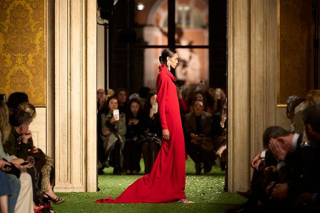 알레산드로 미켈레는 창립자 발렌티노 가라바니의 상징과도 같은 '발렌티노 레드' 드레스를 컬렉션 쇼의 마지막 작품으로 내세웠다. 사진 발렌티노