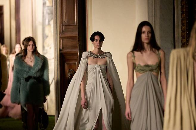 물 흐르는 듯한 드레이핑으로 완성된 우아한 드레스들. 사진 발렌티노