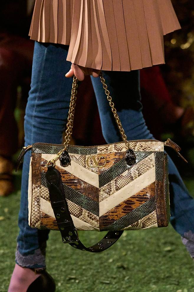 올봄부터 가을겨울 컬렉션까지 가장 중요한 가방 중 하나인 발렌티노 가라바니 판테아 백. 사진 발렌티노
