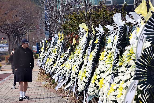 26일 전남 순천시 왕지동 광주지법 순천지원 앞 에 친모의 학대로 숨진 생후 4개월 '해든이'를 추모하는 화환이 늘어서 있다. 뉴스1