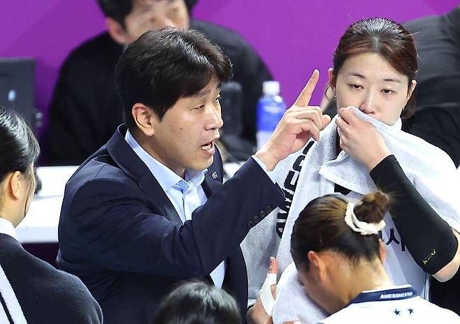 작전을 지시하는 김종민 도로공사 감독. 연합뉴스