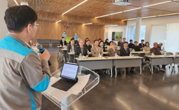 ▲ 삼척시사회단체협의회 유재용 이사장을 비롯한 회원들은 26일 향토기업인 삼표시멘트를 방문, 회사측과 간담회를 갖고 현장을 둘러보고 설명을 듣는 시간을 가졌다. 구정민 기자