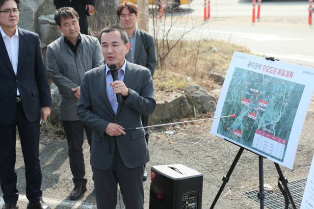 ▲ 김진태 강원도지사는 26일 제6차 국도·국지도 건설계획 반영을 추진 중인 원주 흥업면 사제리 ‘국도19호선 흥업~지정 우회도로 예정지’를 방문해 원주 도로망 완성을 위한 계획을 설명했다. 강원도 제공
