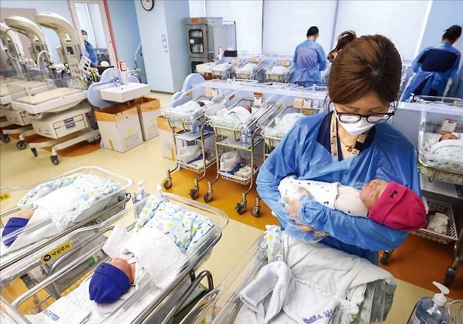 < 출산율 1명 회복하나 > 올해 1월 합계출산율이 0.99명으로 1명에 육박했다. 25일 경기 고양 차의과학대 일산차병원 신생아실에서 간호사가 신생아를 돌보고 있다.   /임형택 기자