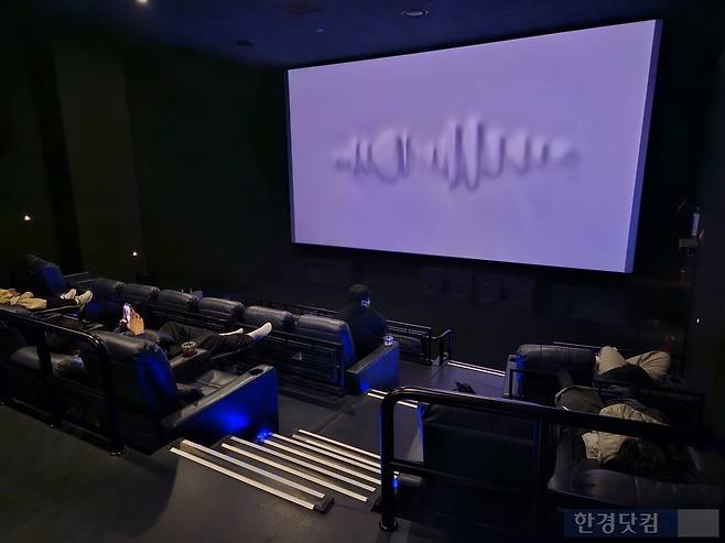 지난 23일 정오경 서울 서초구 서초동 메가박스 강남 리클라이너관에서 사람들이 낮잠을 자고 있다. /사진=박수빈 기자